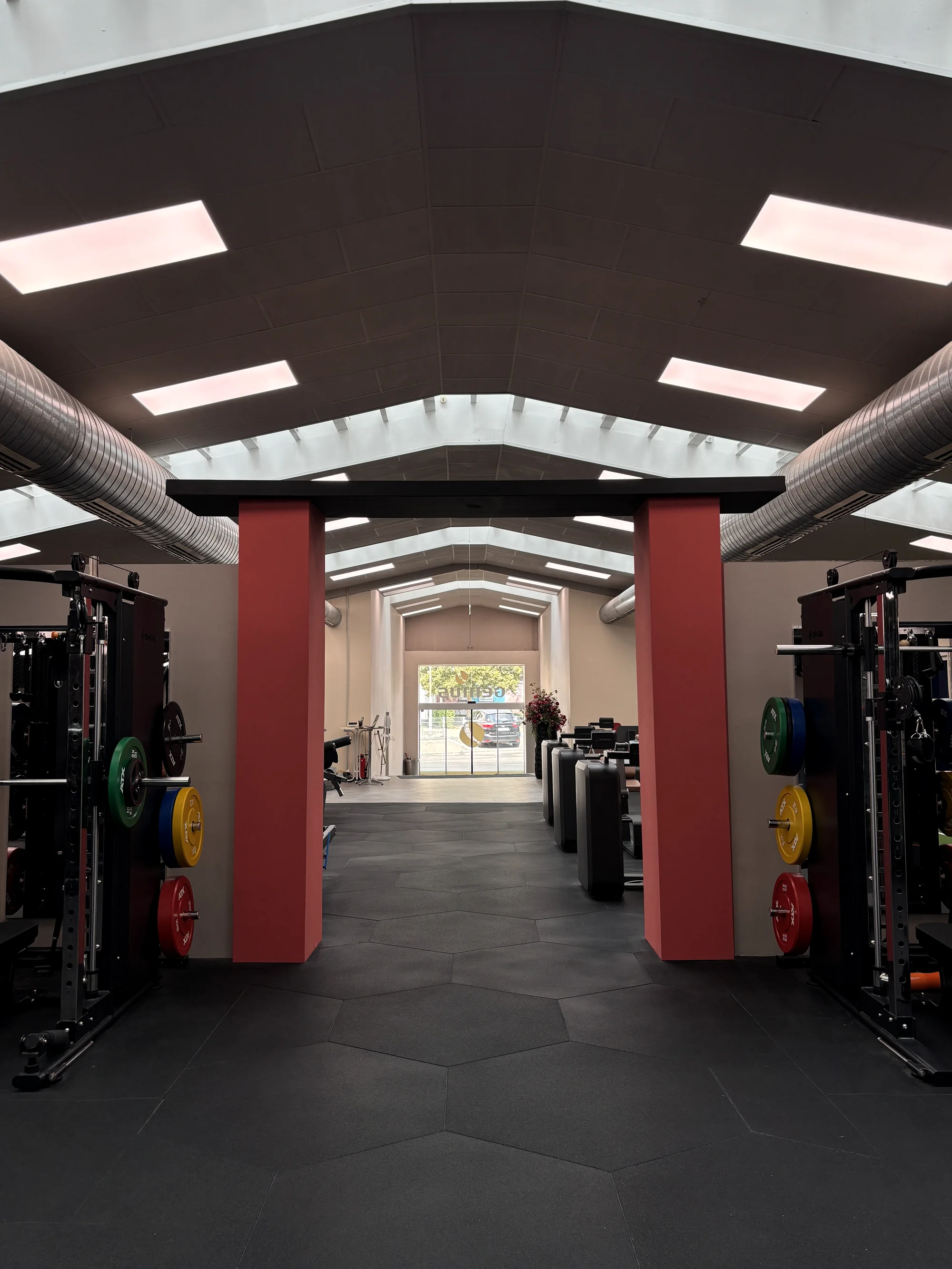 Blick durch das GENIUS Gesundheitszentrum mit moderner Trainingsfläche